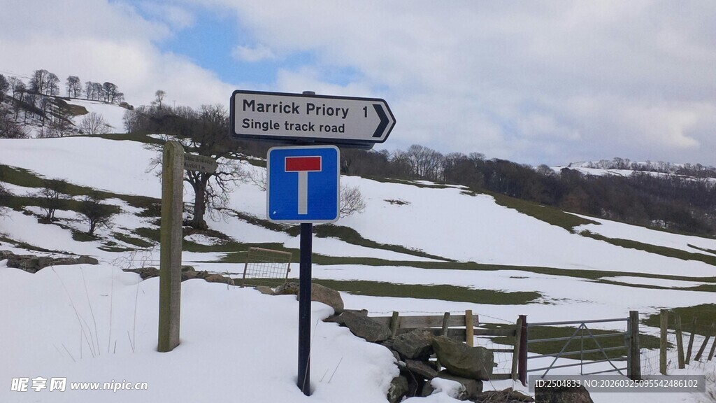 雪地中的方向指示牌