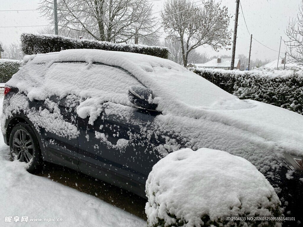 被雪覆盖的黑色汽车
