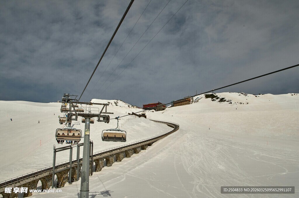 雪山缆车轨道雪景风光