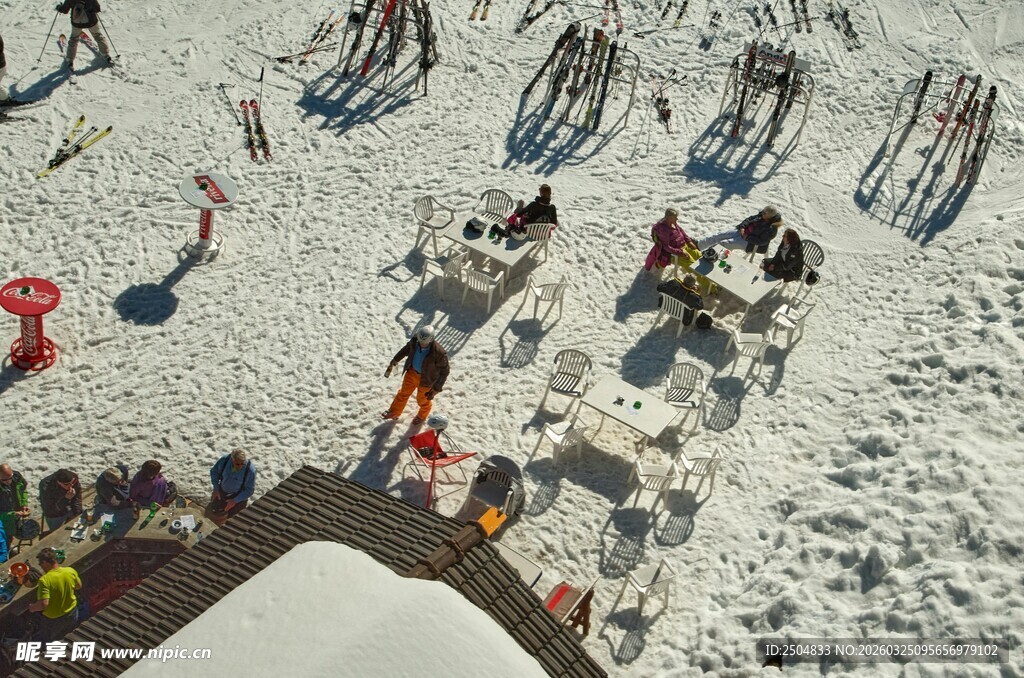 沙滩上的休闲人群