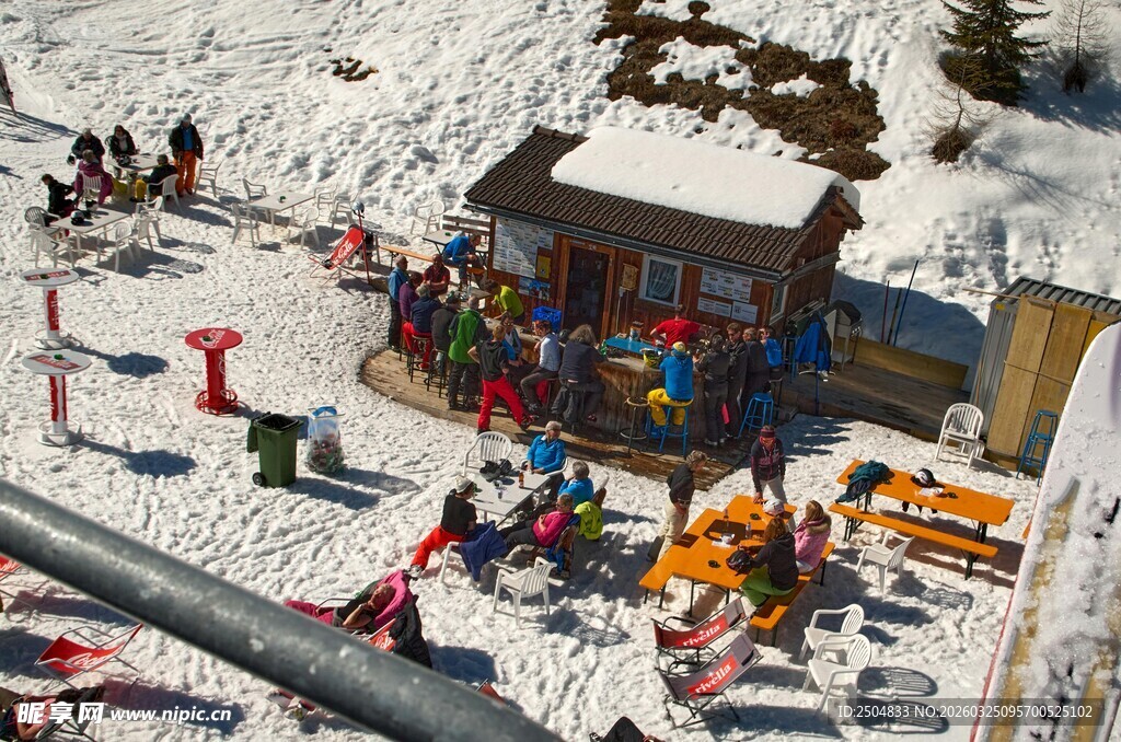 滑雪场热闹景象