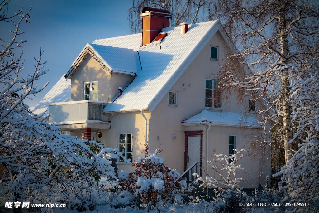 冬日雪景中的温馨小屋
