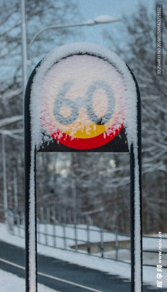 雪地中的限速60交通标志