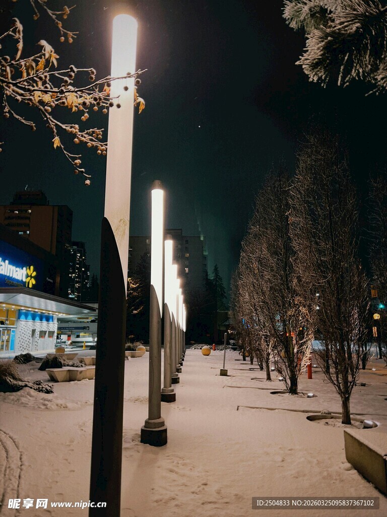 冬夜雪地中的明亮路灯