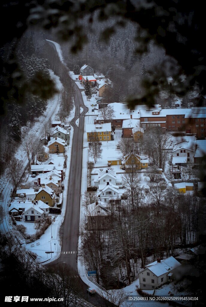 雪覆山间村落美景