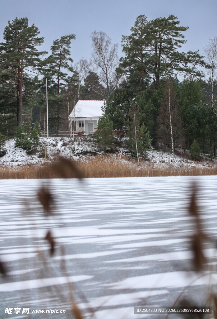 冬日湖畔雪景小屋