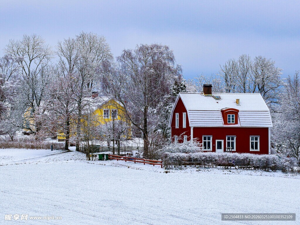 冬日乡村雪景中的红房子