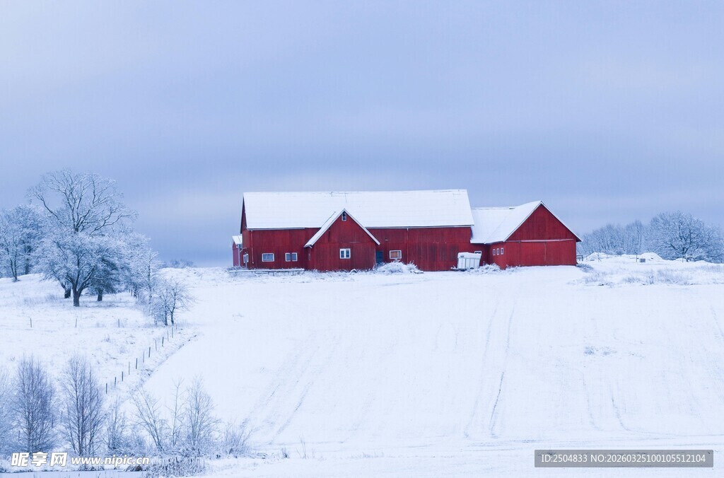 雪野中的红色农舍