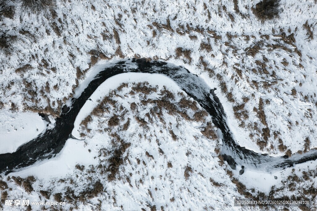 雪地中蜿蜒的黑色痕迹