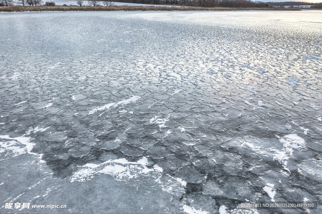 冰封湖面的碎冰景观