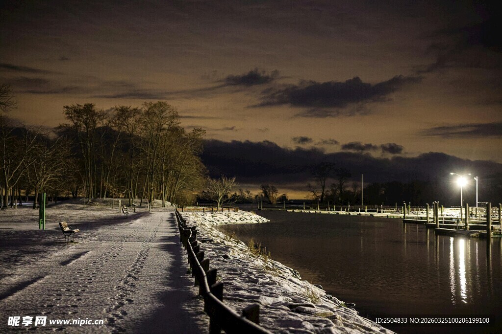 冬夜湖畔雪景