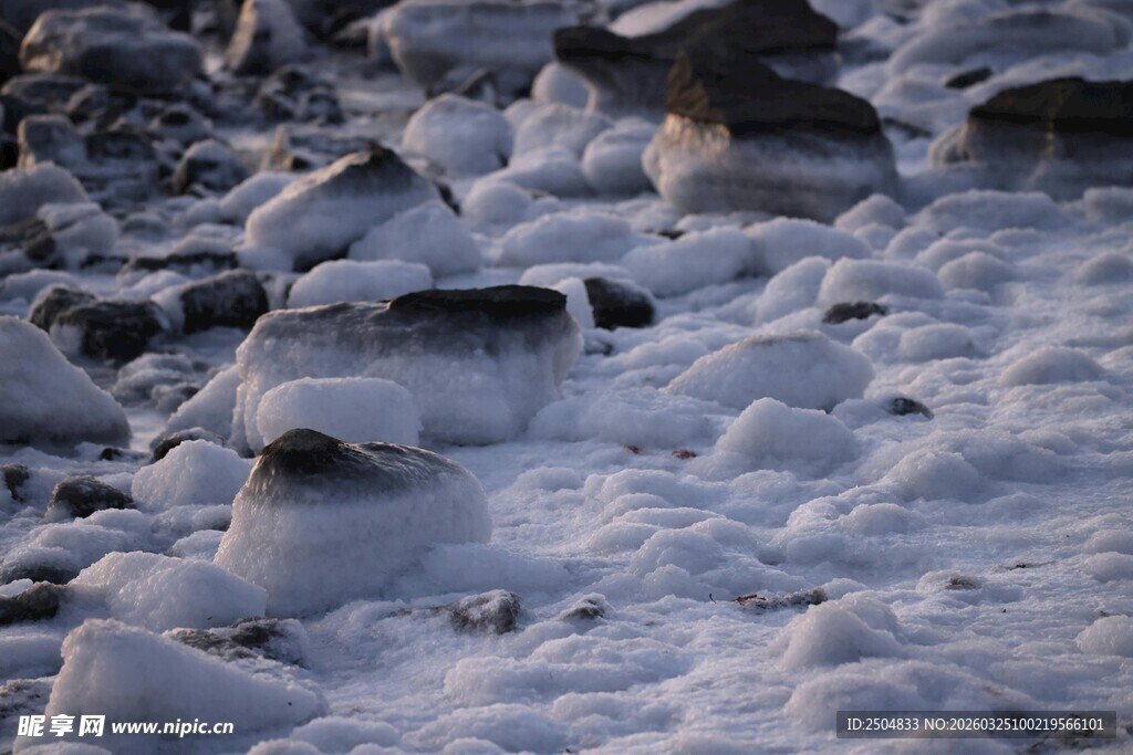 冬日河滩上的积雪景象