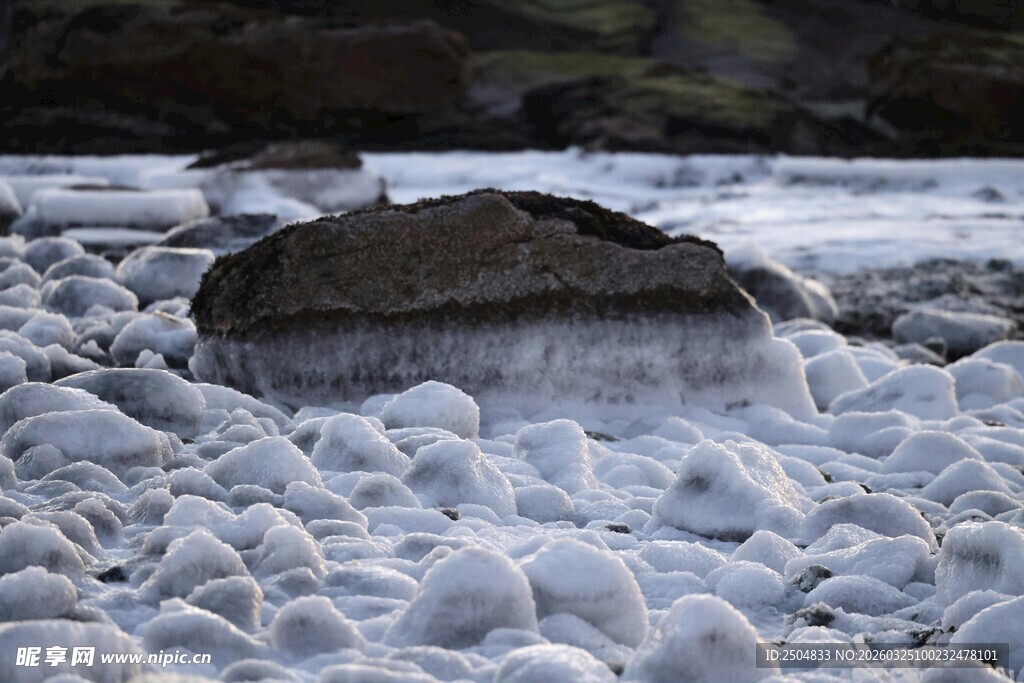 河边堆积的大量白色冰块