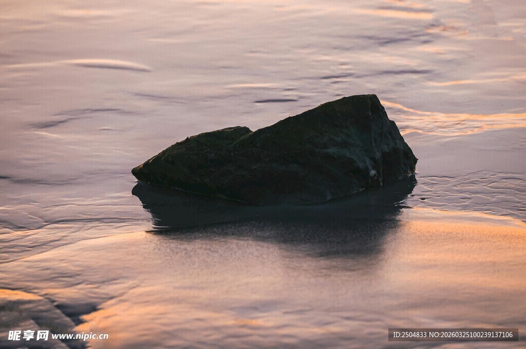 夕阳下孤石静立水面