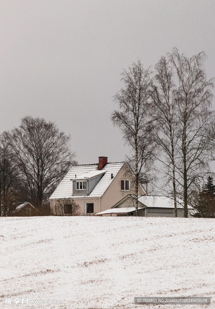雪覆农舍 冬日静谧景致