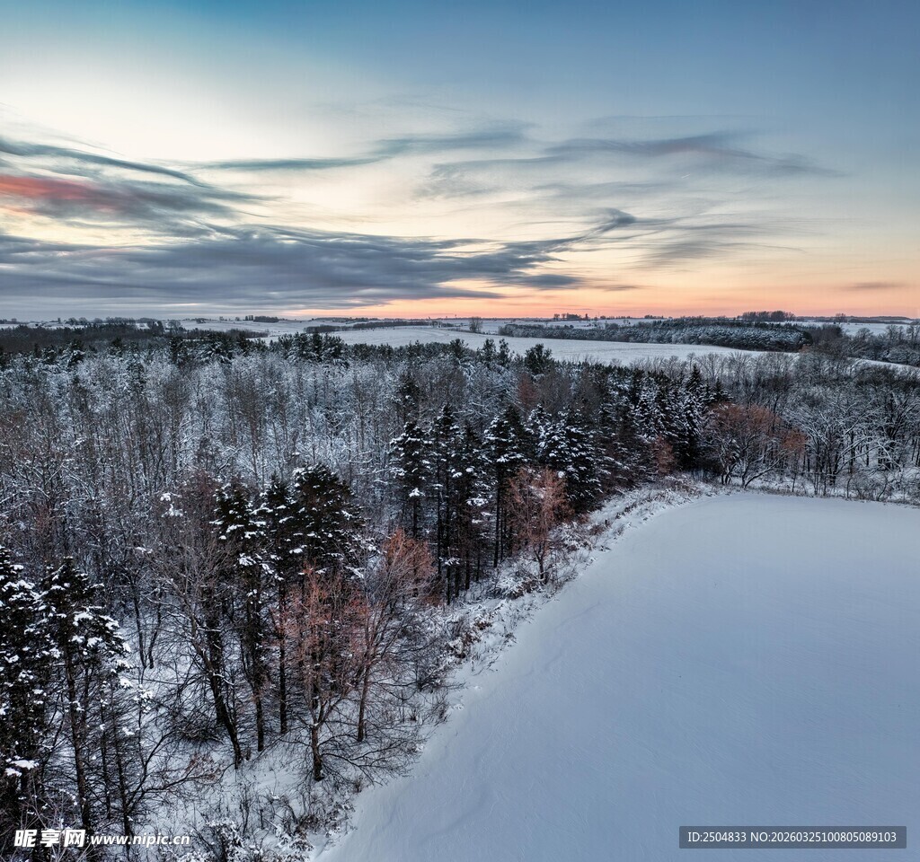 冬日雪林湖畔的绝美黄昏