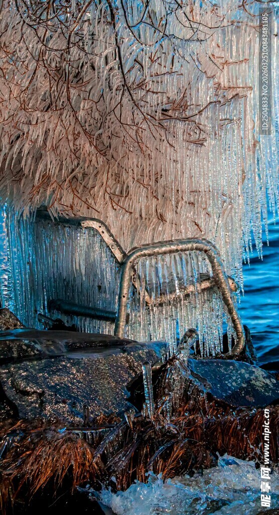 冬日河畔废弃的老旧椅子