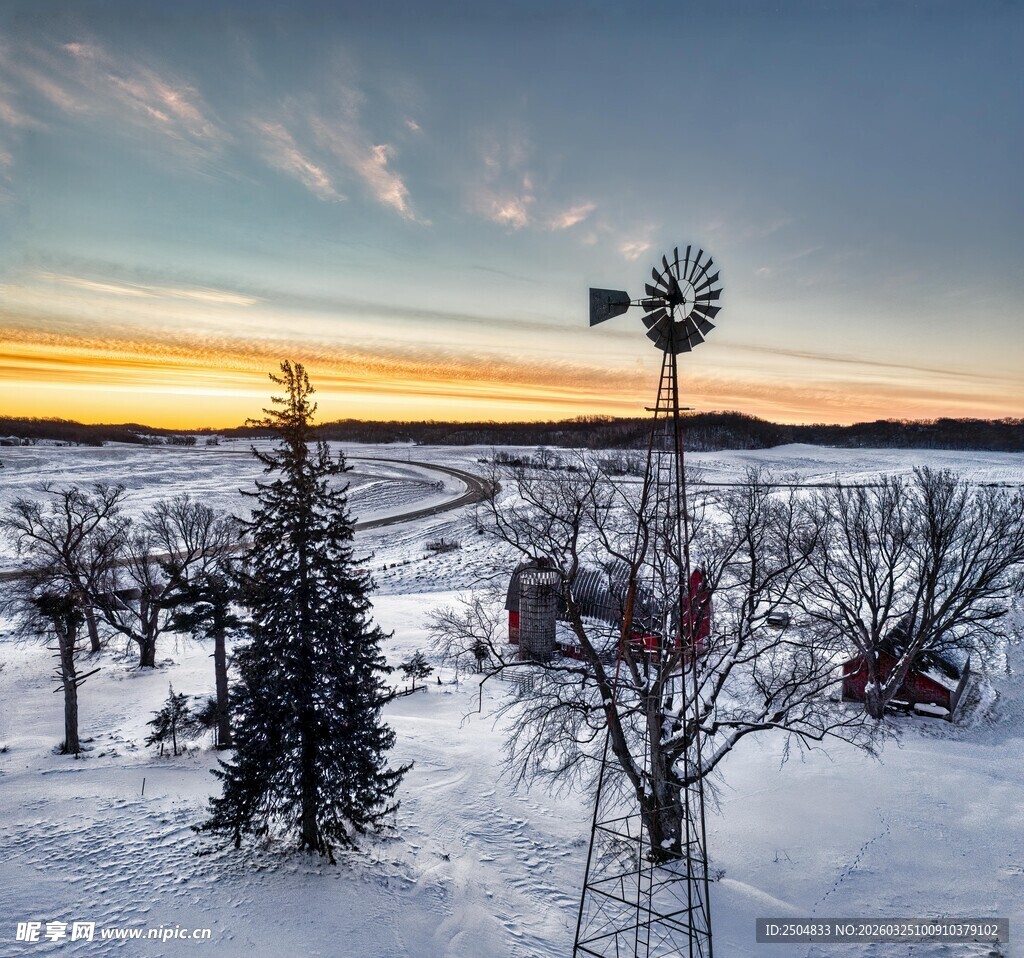 冬日雪景中的风车与树木