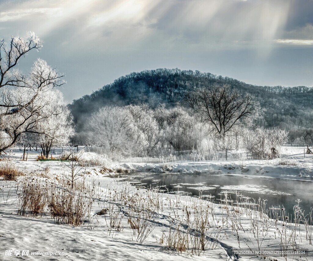 冬日雪景中的山川河岸
