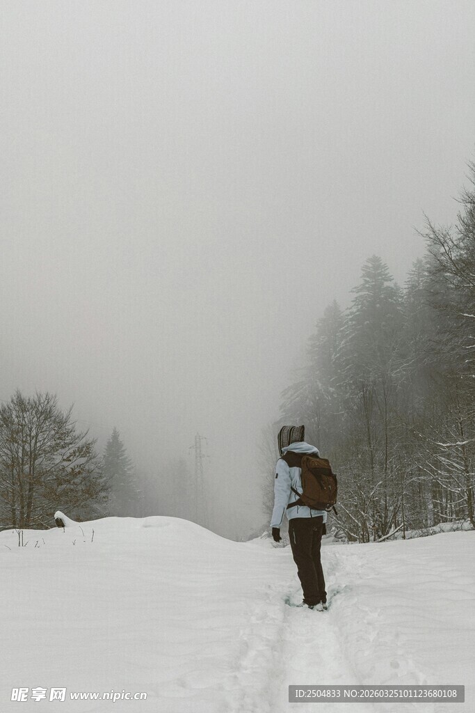 雪地独行的背包客
