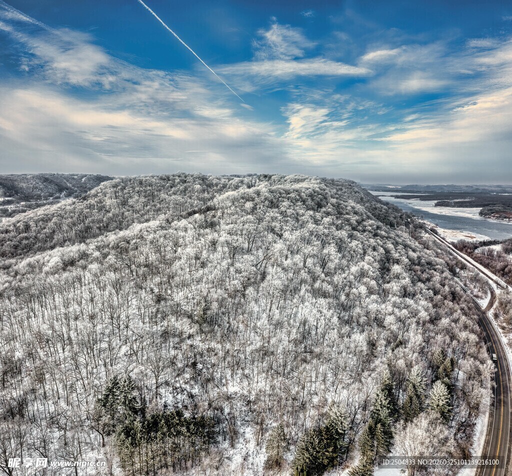 雪覆山林美景