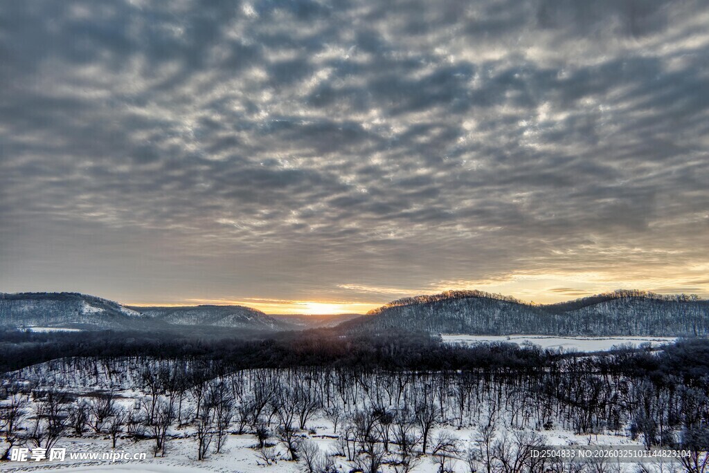 冬日雪野中的壮丽日出