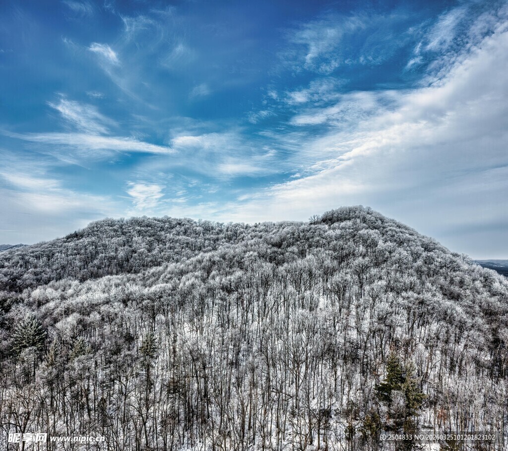 雪覆山峦美景