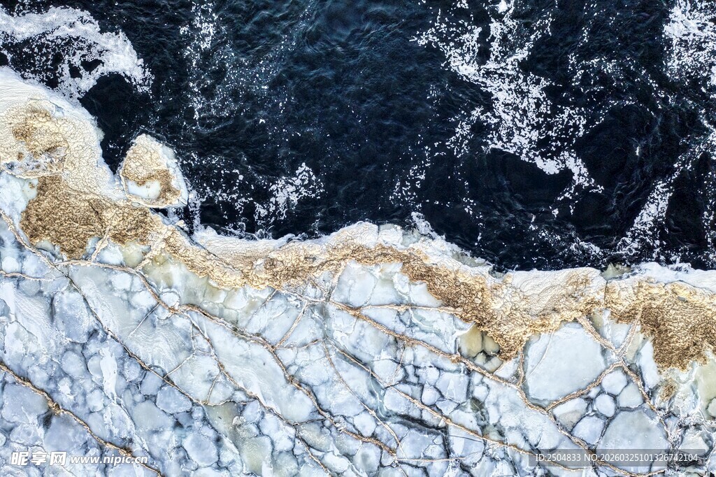 海浪拍打海岸的壮观景象