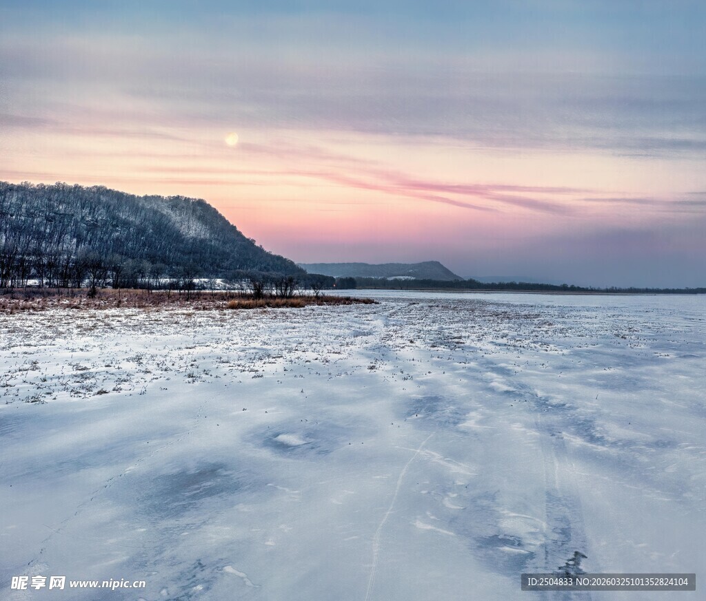 冬日雪地与远处山峦美景