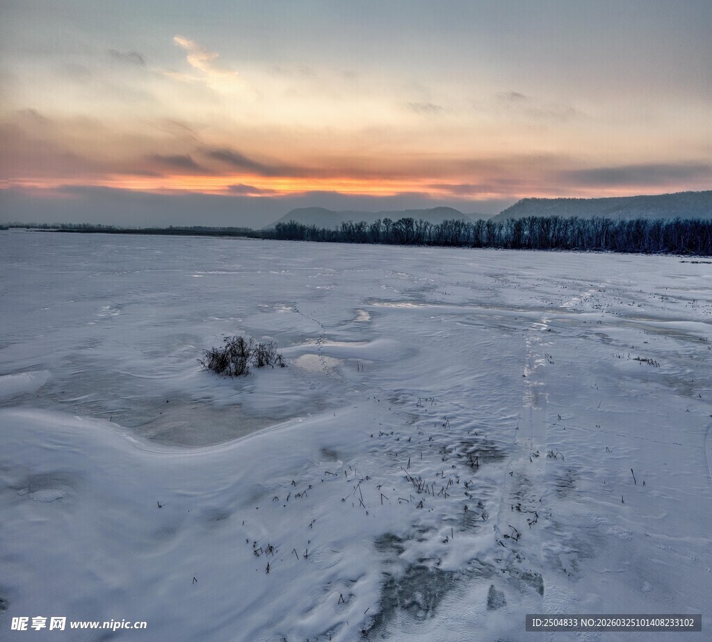 冬日雪野的黄昏美景