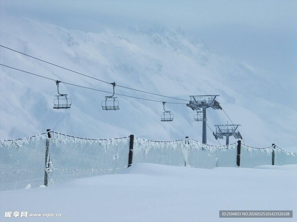 雪场缆车开启冬日滑雪景
