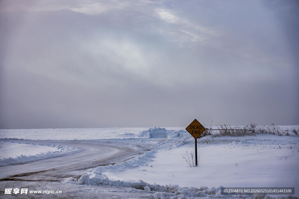 冬日雪覆道路警示标志