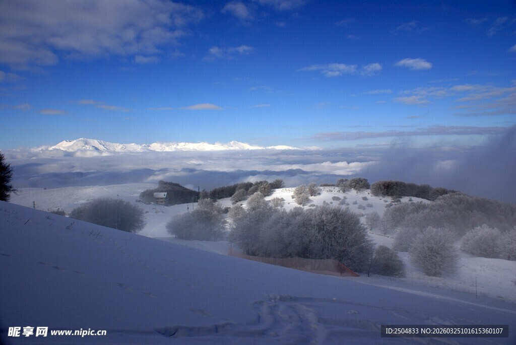 雪山云海壮丽冬日景观