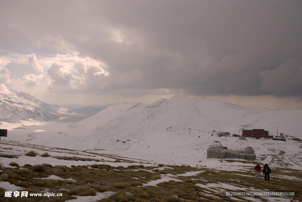 雪山下的 沉天空
