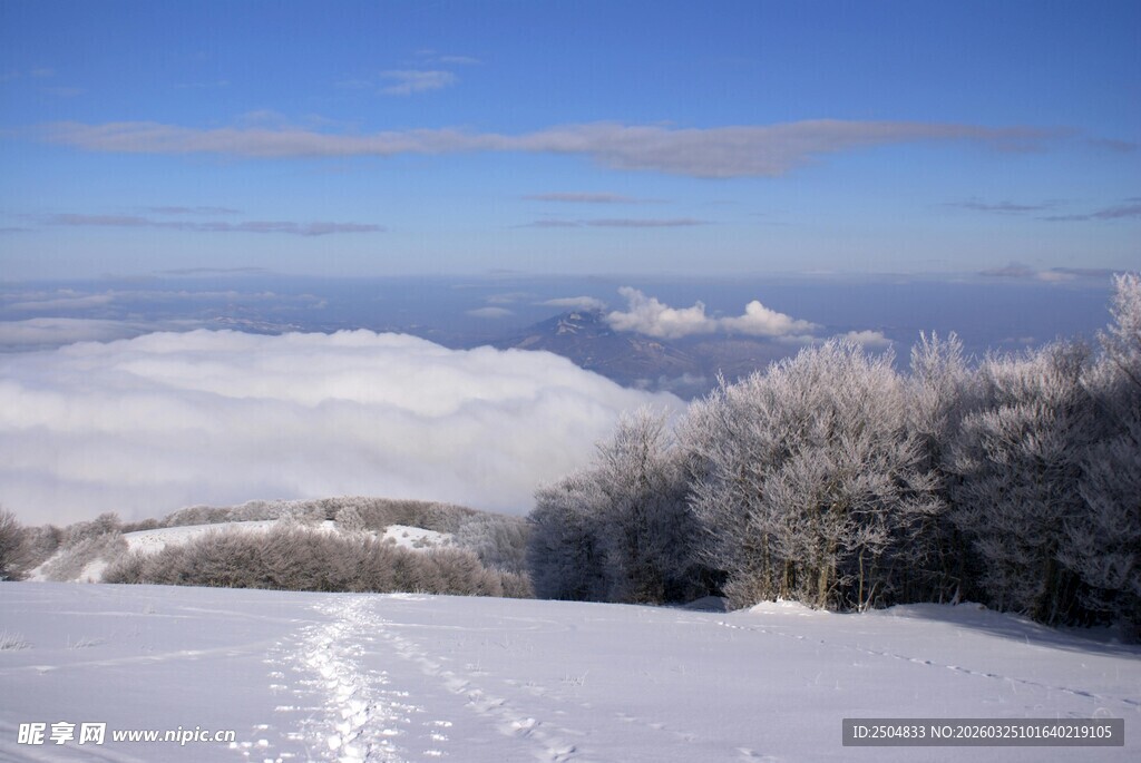 雪后山间美景