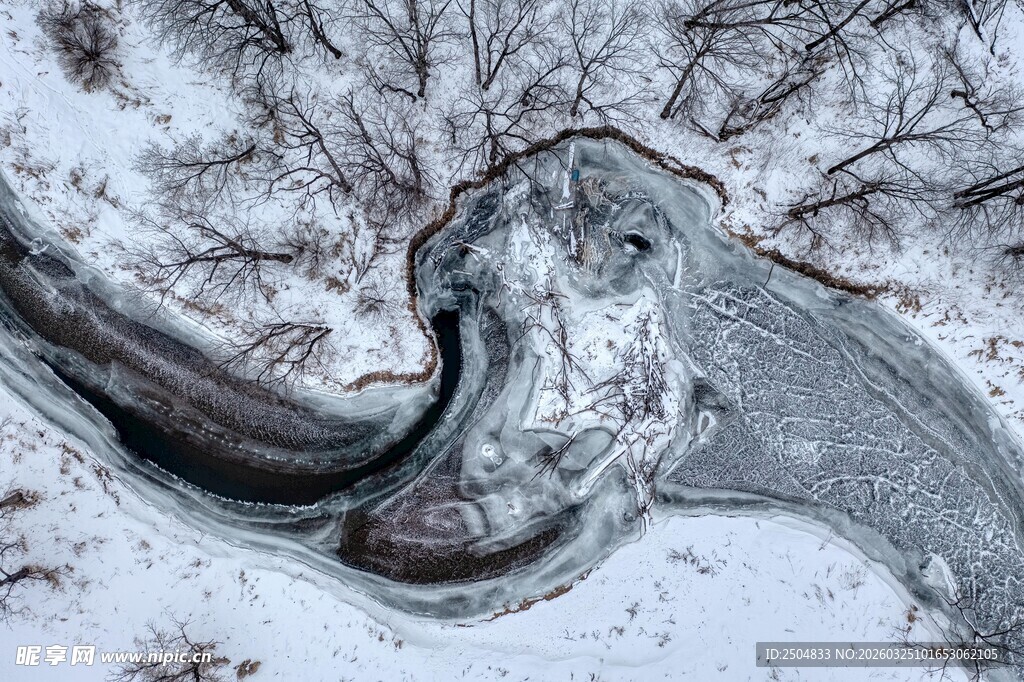 冬日雪覆河流蜿蜒美景