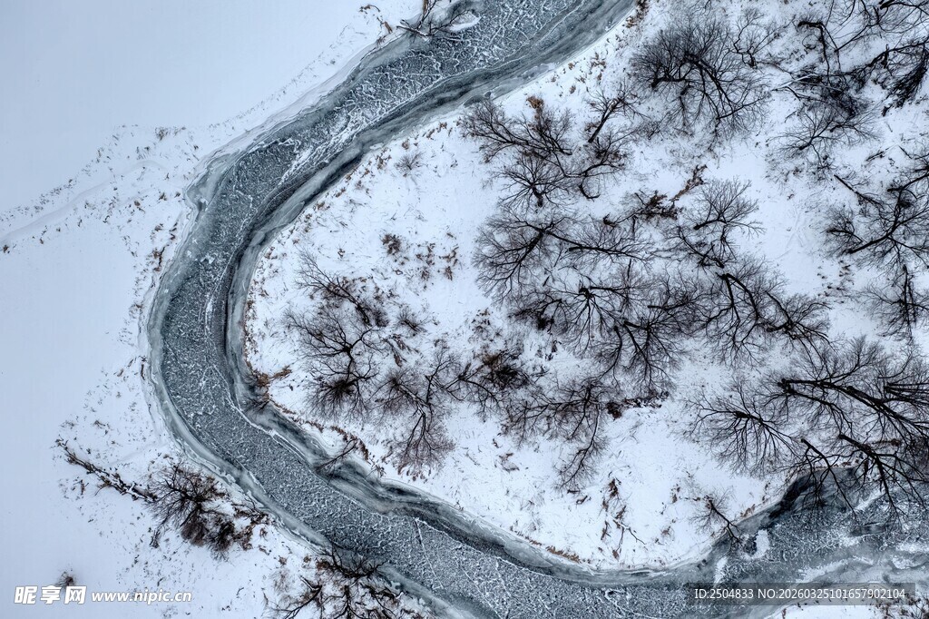 冬日蜿蜒雪覆河流美景