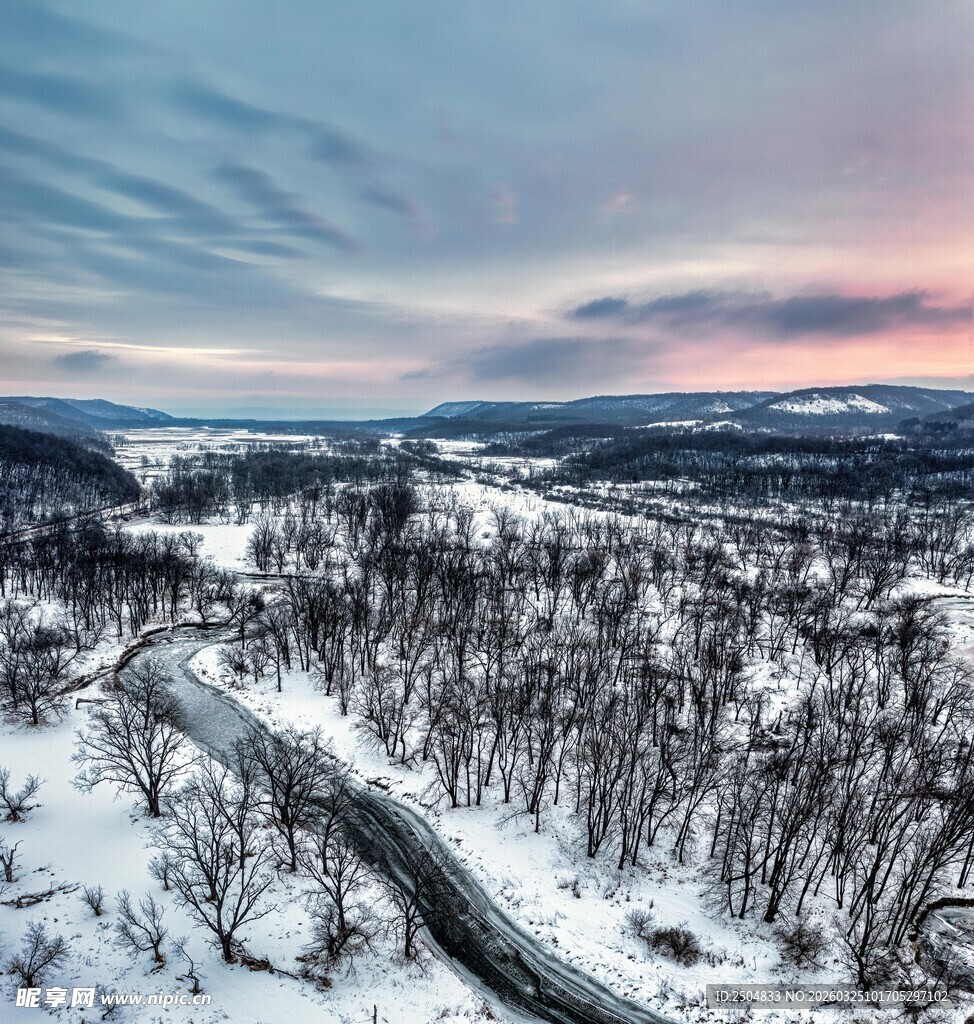 冬日雪覆山川公路美景