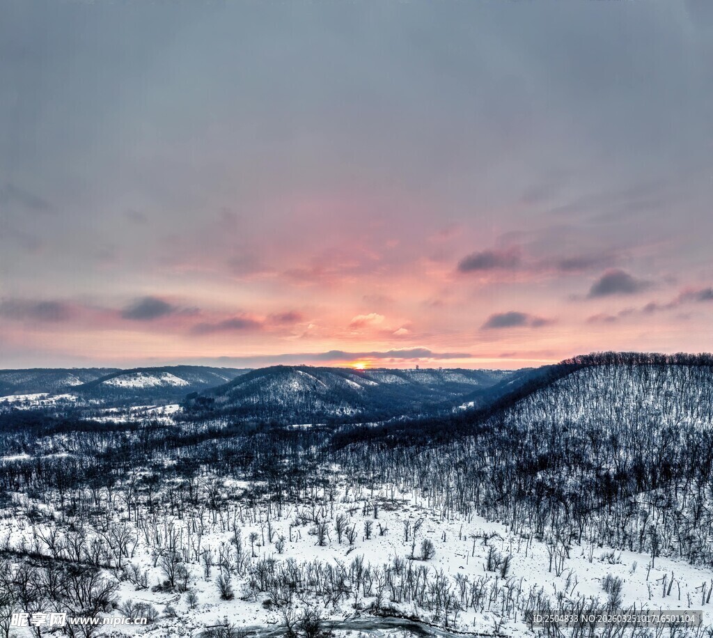 冬日雪野的绚烂日出