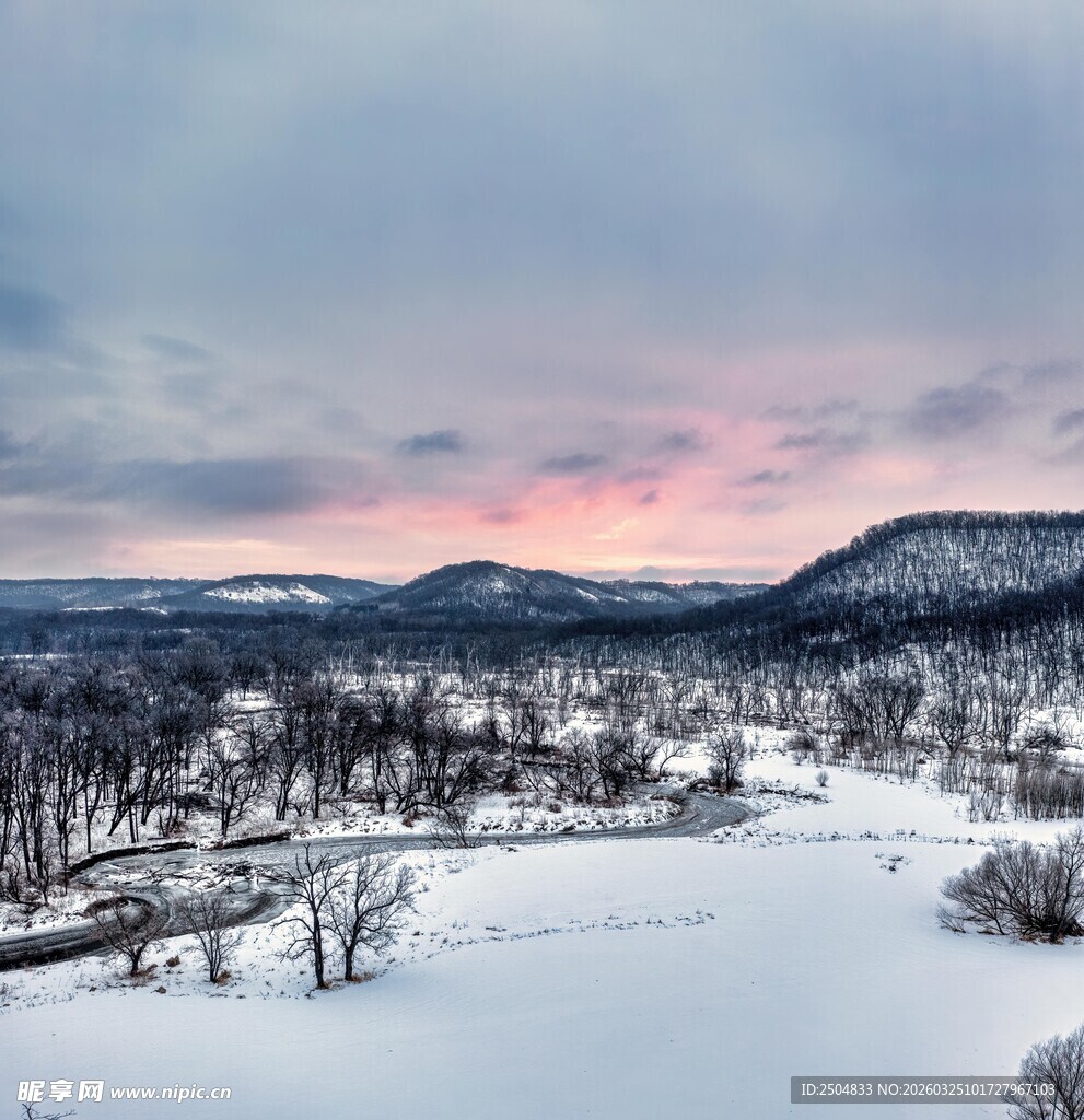 冬日雪野的壮丽黄昏景色