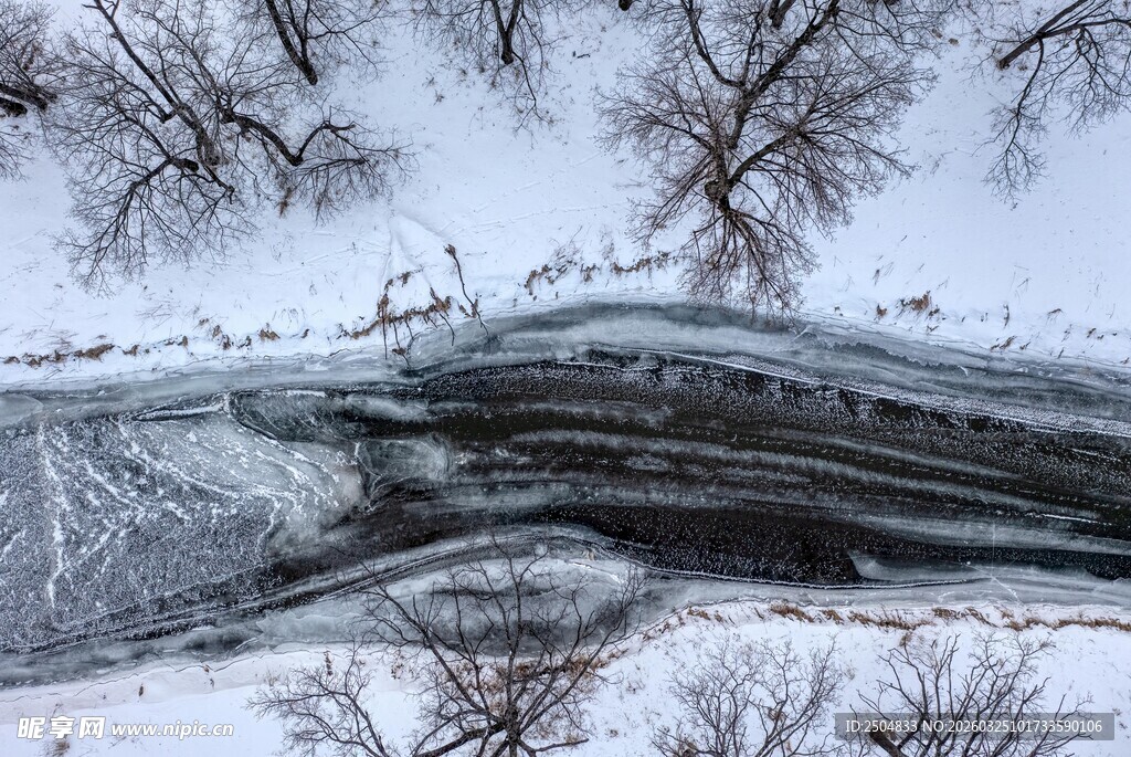 冬日雪覆道路鸟瞰景象