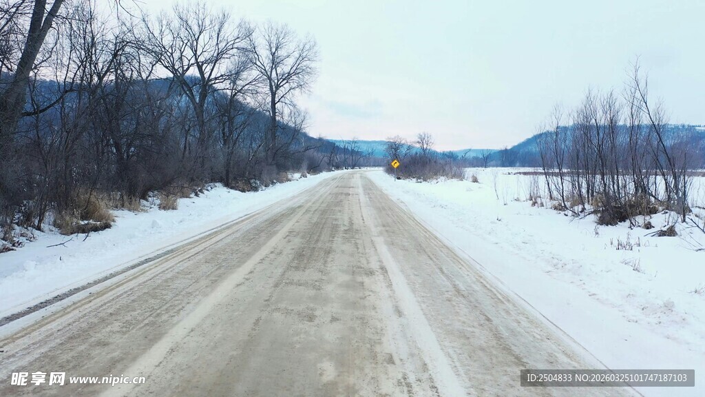 冬日雪覆公路景象