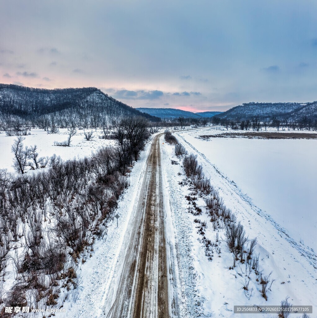 冬日雪覆长路的壮美景观