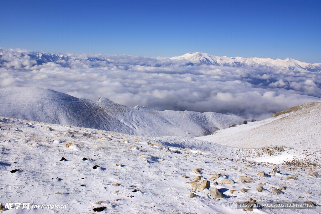 雪山云海壮丽景观