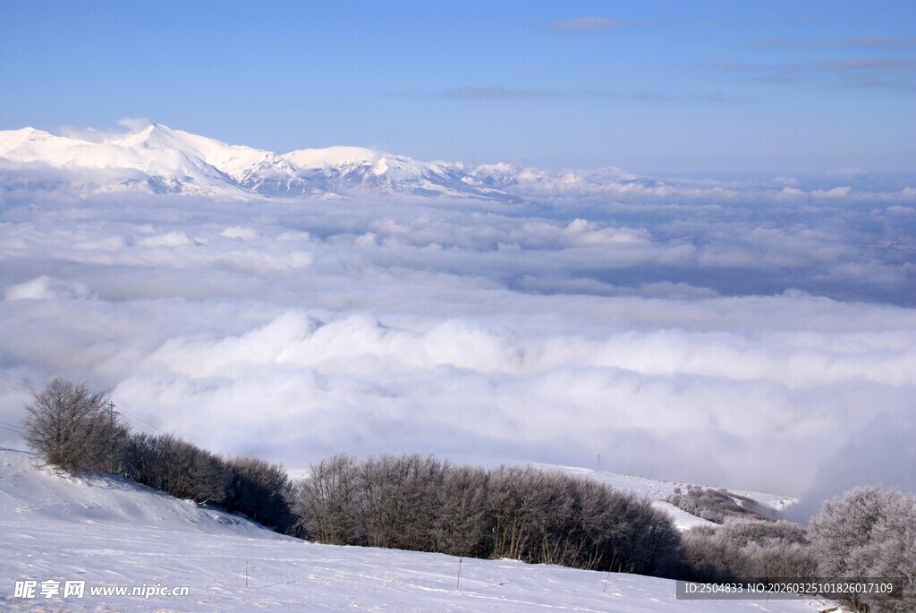 雪山云海壮丽冬日景观