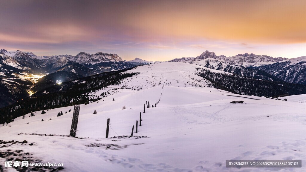 雪山壮丽黄昏景致