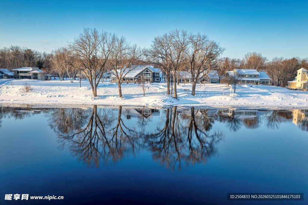 冬日湖畔雪景倒影之美