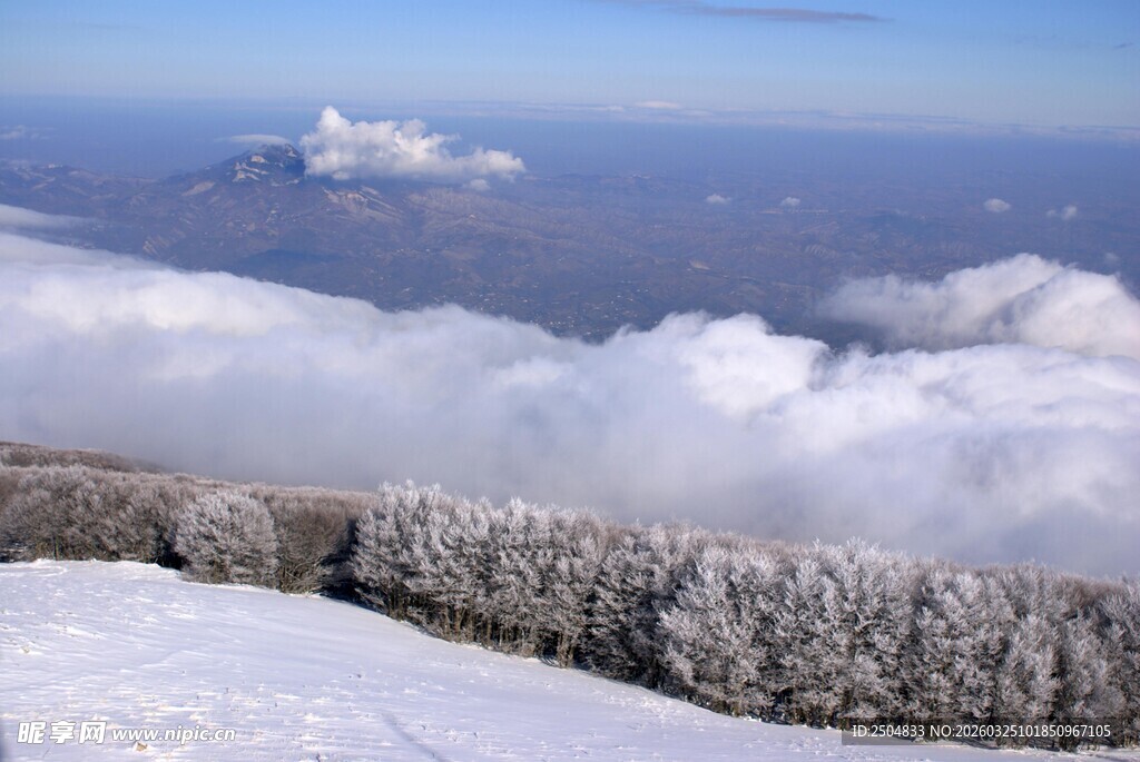 雪山云海间的壮丽景致