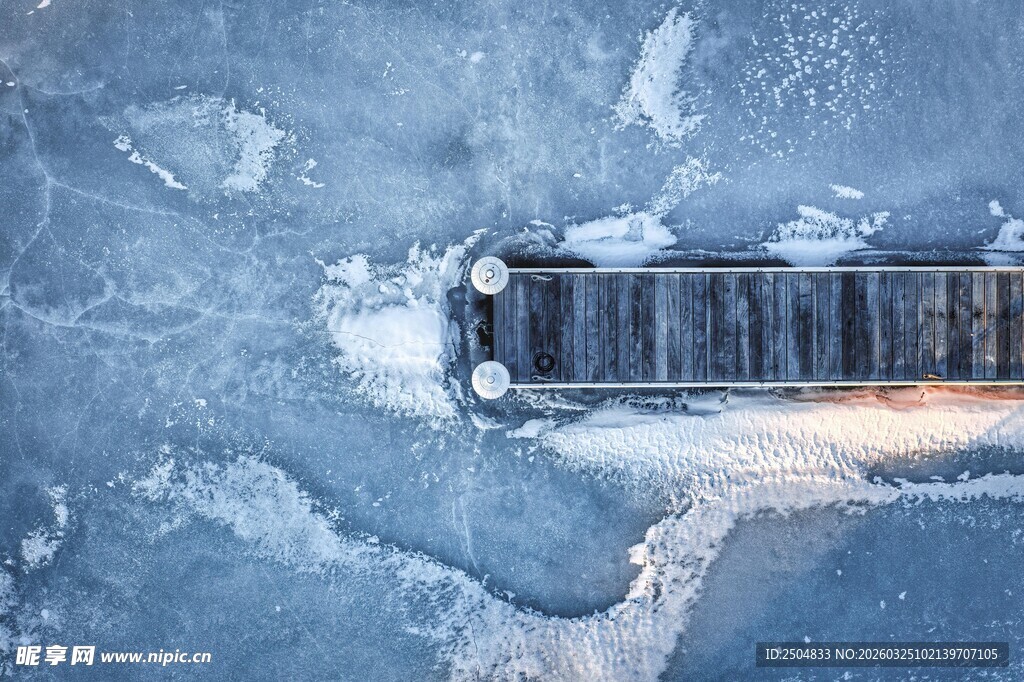 冰面下的神秘长形物体