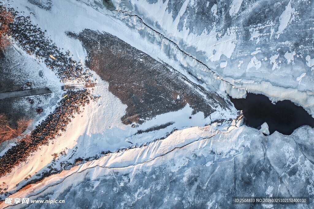 冰面裂痕与光影景观